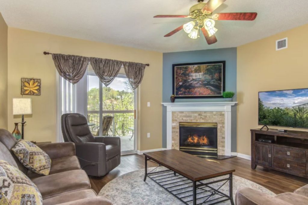 Bear Crossing 402 Vacation Condo by LeConte Convention Center The Island and Cal Ripkin Pigeon Forge