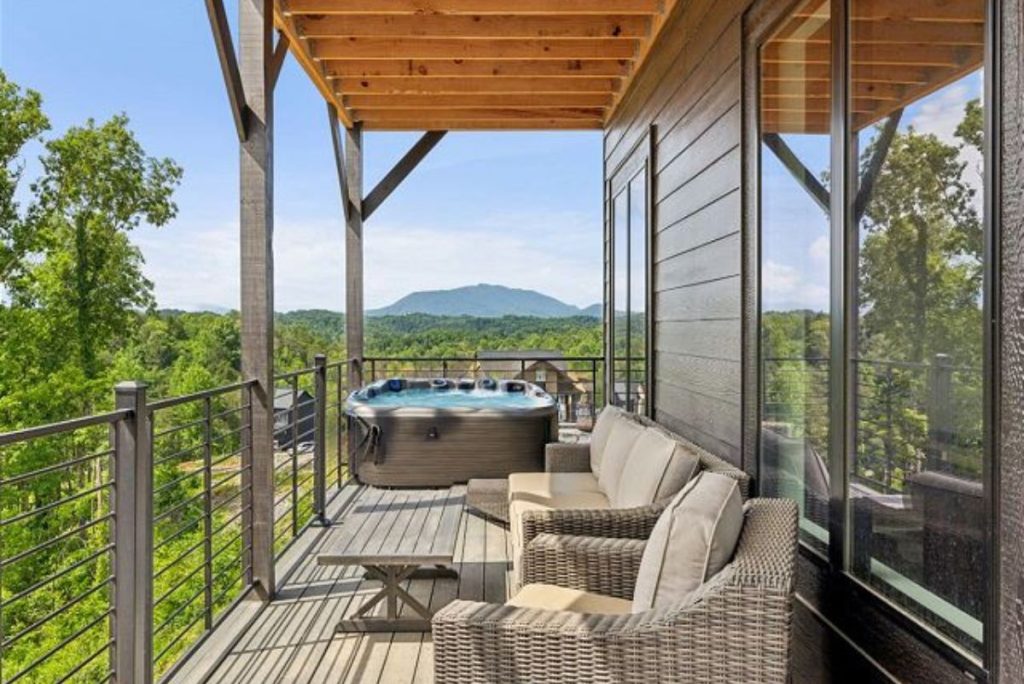 four bedroom vacation cabin rental by sevierville convention center and golf course lodges at reeedmont