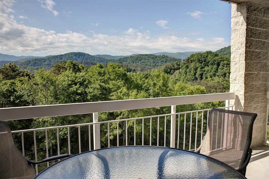4 Bedroom Pigeon Forge Condo at Whispering Pines Indoor Pool Lazy River Outdoor Pool