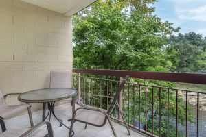 Two bedroom Pigeon Forge Condo near Dollywood Cedar Lodge 102 Sleeps 6