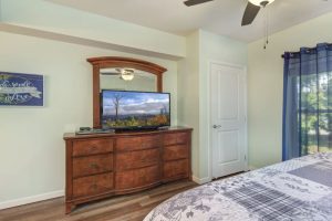 Two bedroom Pigeon Forge Condo near Dollywood Cedar Lodge 102 Sleeps 6