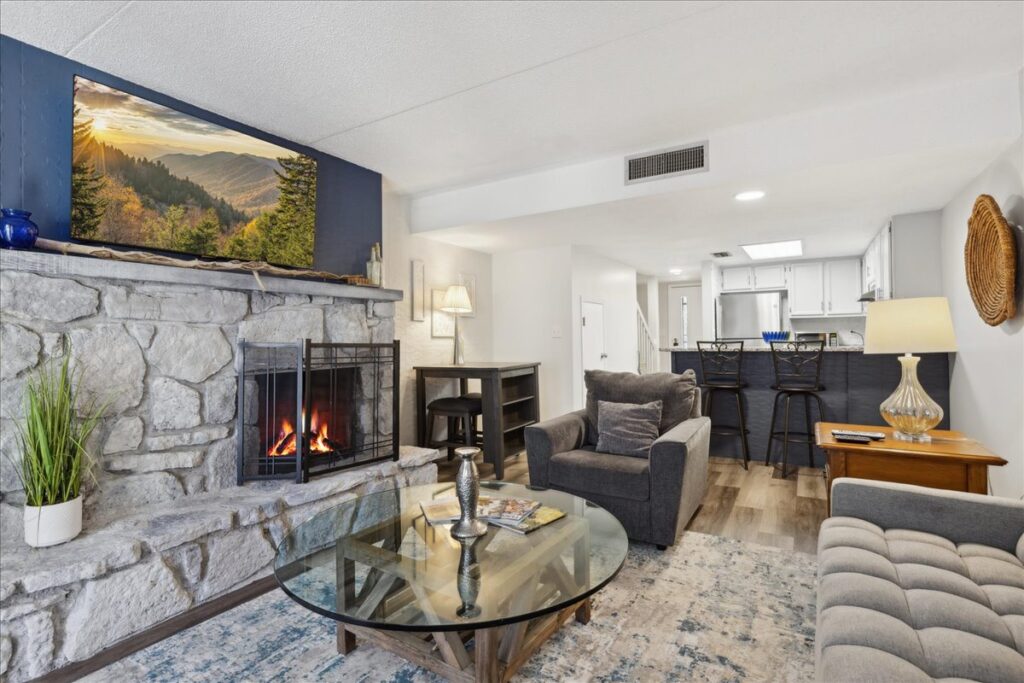 Downtown Gatlinburg Condo, Blocks for Parkway, 2 Bedroom, Outdoor Pool