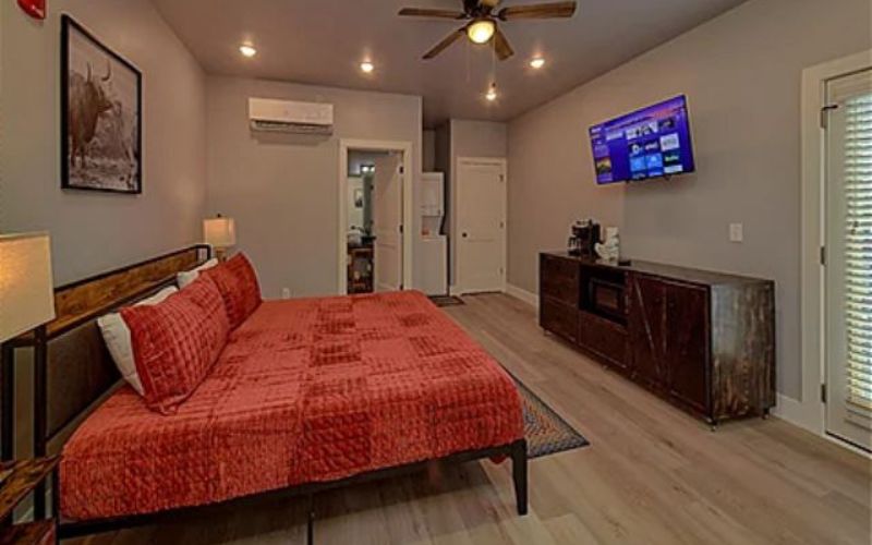 Affordable Studio One Bedroom Hotel Suite Studio Vacation Rental, King Bed, Washer Dryer, Patio, near Dollywood< Restaurants and Great Smoky Mountains