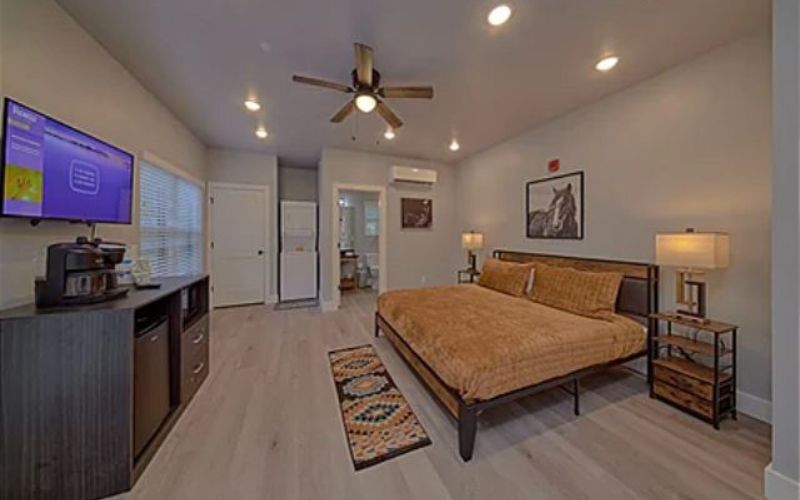 Affordable Studio One Bedroom Hotel Suite Studio Vacation Rental, King Bed, Washer Dryer, Patio, near Dollywood< Restaurants and Great Smoky Mountains