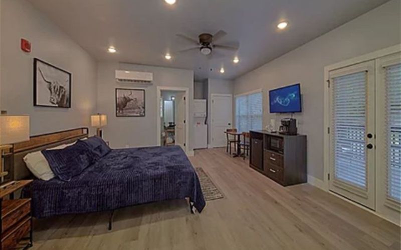 Affordable Studio One Bedroom Hotel Suite Studio Vacation Rental, King Bed, Washer Dryer, Patio, near Dollywood< Restaurants and Great Smoky Mountains