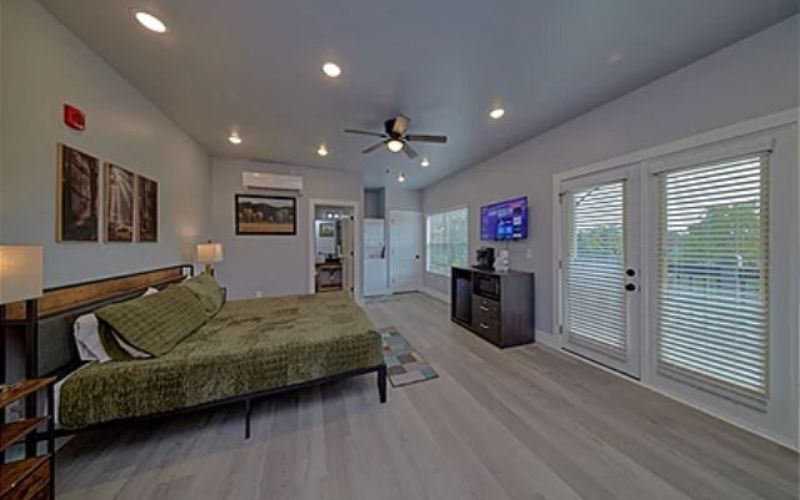 Affordable Studio One Bedroom Hotel Suite Studio Vacation Rental, King Bed, Washer Dryer, Patio, near Dollywood< Restaurants and Great Smoky Mountains