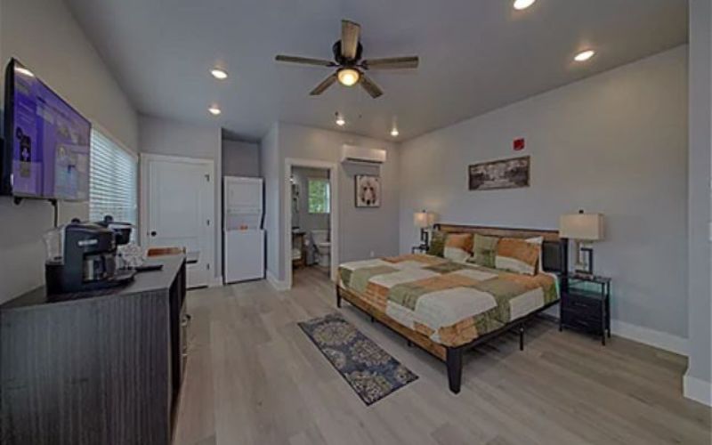 Affordable Studio One Bedroom Hotel Suite Studio Vacation Rental, King Bed, Washer Dryer, Patio, near Dollywood< Restaurants and Great Smoky Mountains