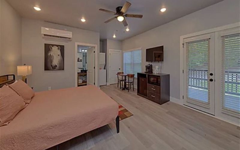 Affordable Studio One Bedroom Hotel Suite Studio Vacation Rental, King Bed, Washer Dryer, Patio, near Dollywood< Restaurants and Great Smoky Mountains