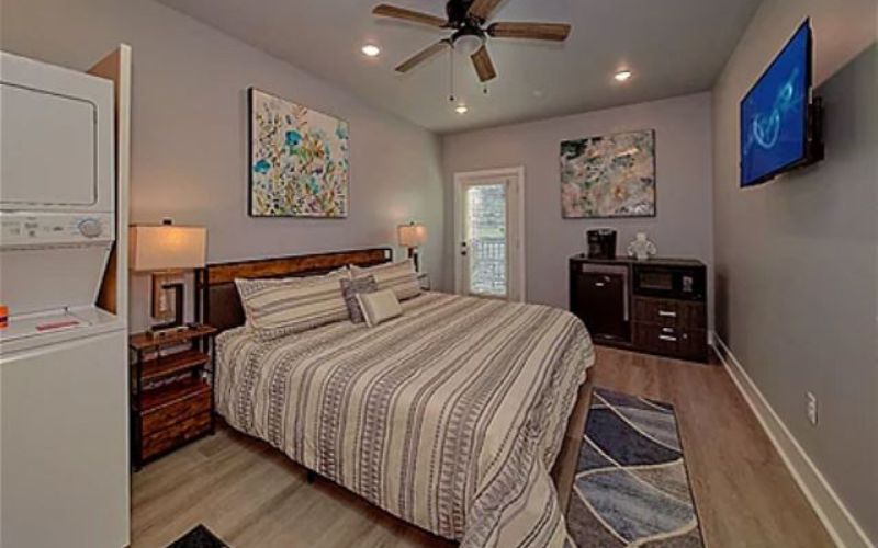 Affordable Studio One Bedroom Hotel Suite Studio Vacation Rental Handicap Accessible Walk In Shower near Dollywood