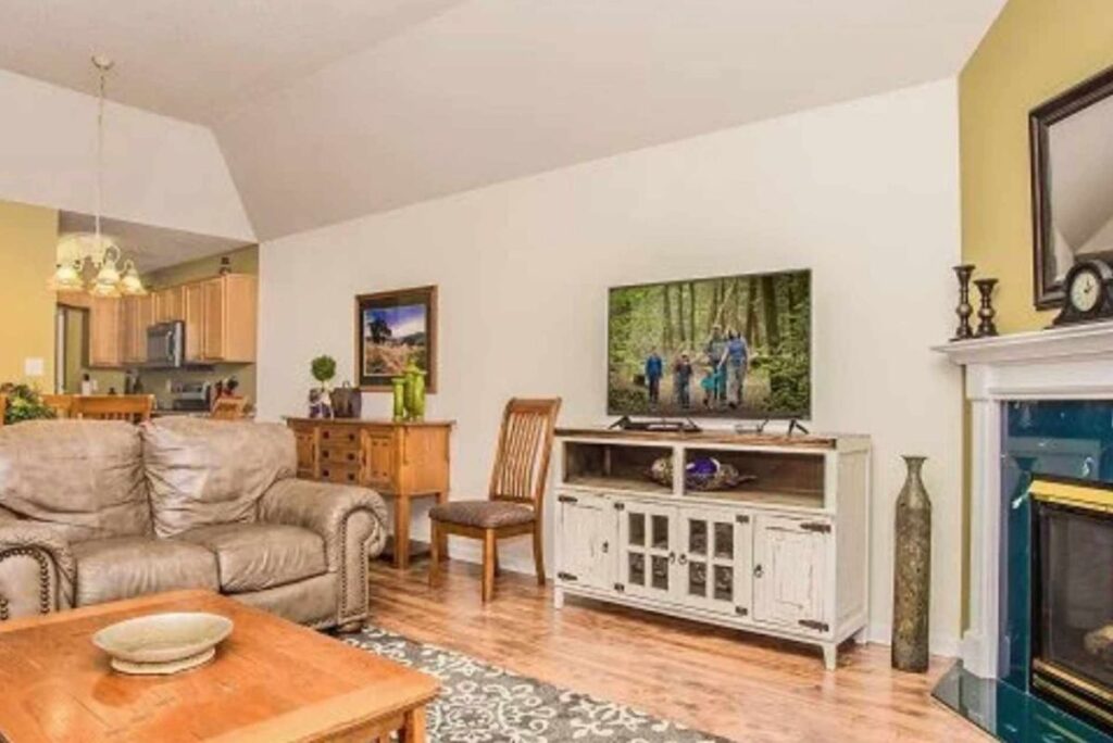 whispering pines condo 651, right off parkway, downtown, 3 bedroom