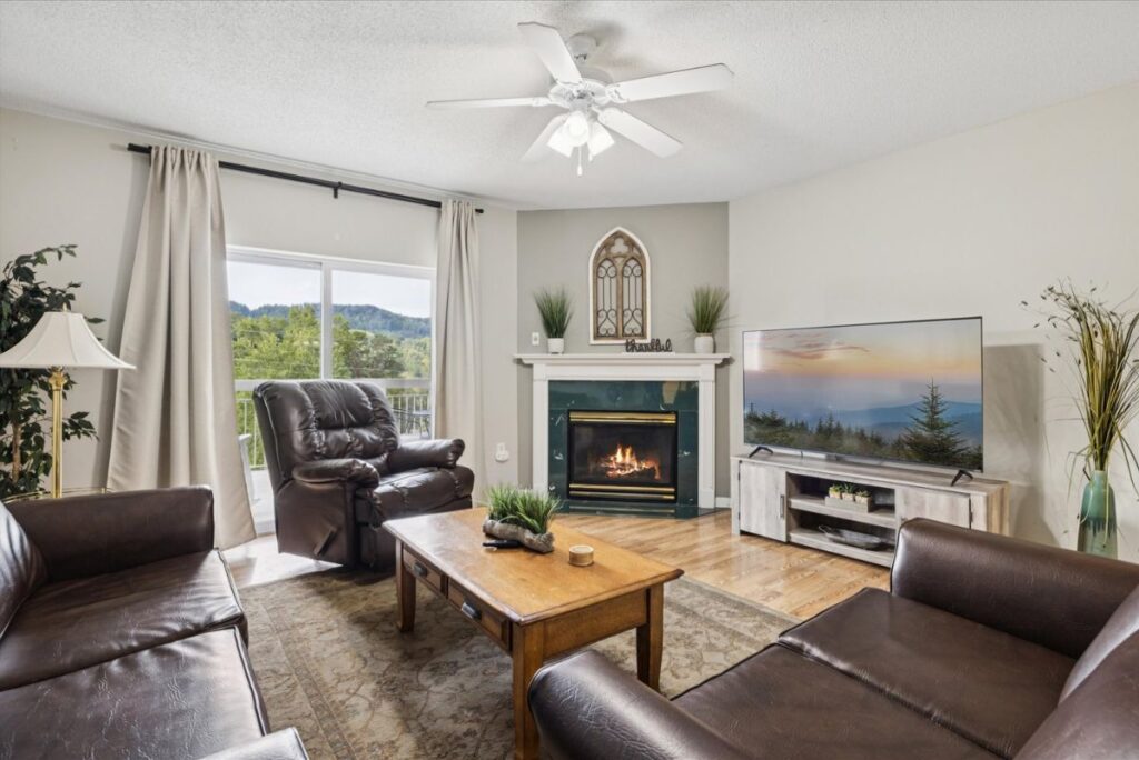 Whispering Pines Three Bedroom Walk-in level Vacation Rental Downtown Pigeon Forge