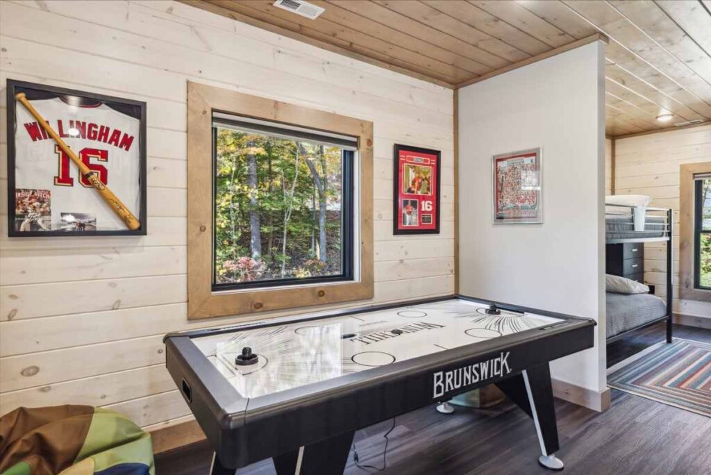 3 Bedroom Vacation Cabin and Condo Rentals in Downtown Pigeon Forge near Dollywood