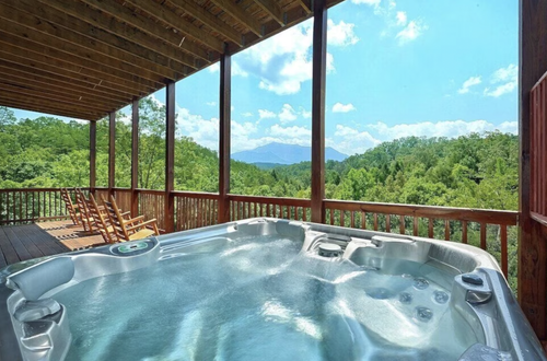 Monte Vista Log Cabin, Sleeps 15, Hot Tub, Mtn Views, Spacious Decks