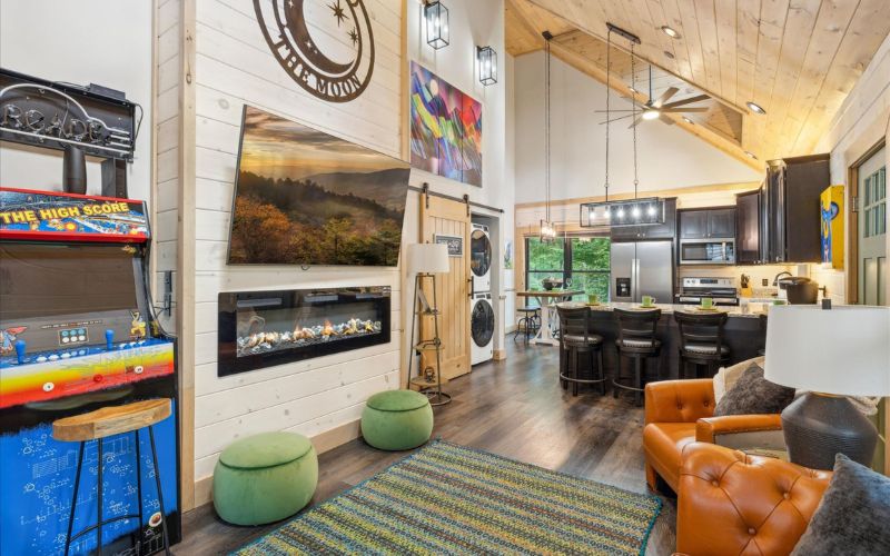 Two Bedroom Gatlinburg Cabin with Hot Tub, Games King Beds, and Mountain Views