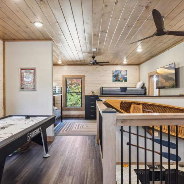 Gatlinburg Four Bedroom Cabin with Indoor Pool (