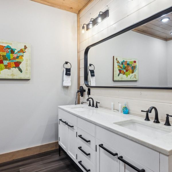 Gatlinburg Four Bedroom Cabin with Indoor Pool (