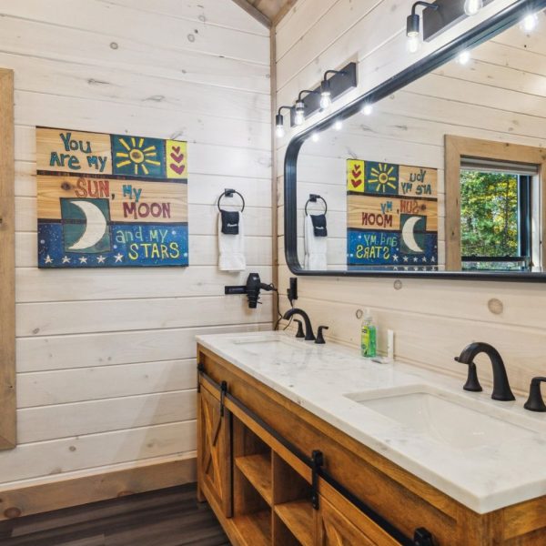 Gatlinburg Four Bedroom Cabin with Indoor Pool (