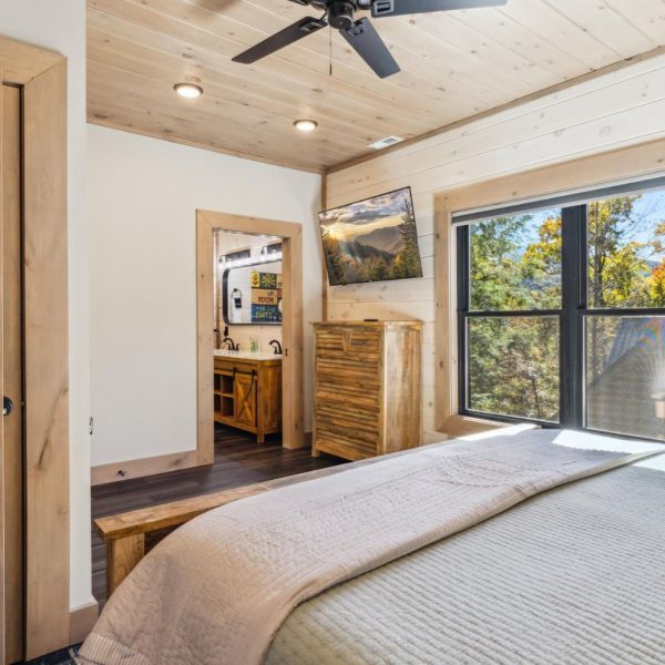 Gatlinburg Four Bedroom Cabin with Indoor Pool (